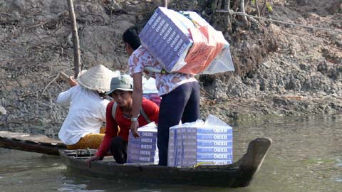 Bu&ocirc;n lậu thuốc l&aacute; - ảnh K.T