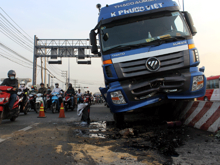 Hiện trường vụ tai nạn trên XLHN rạng sáng 13/1.