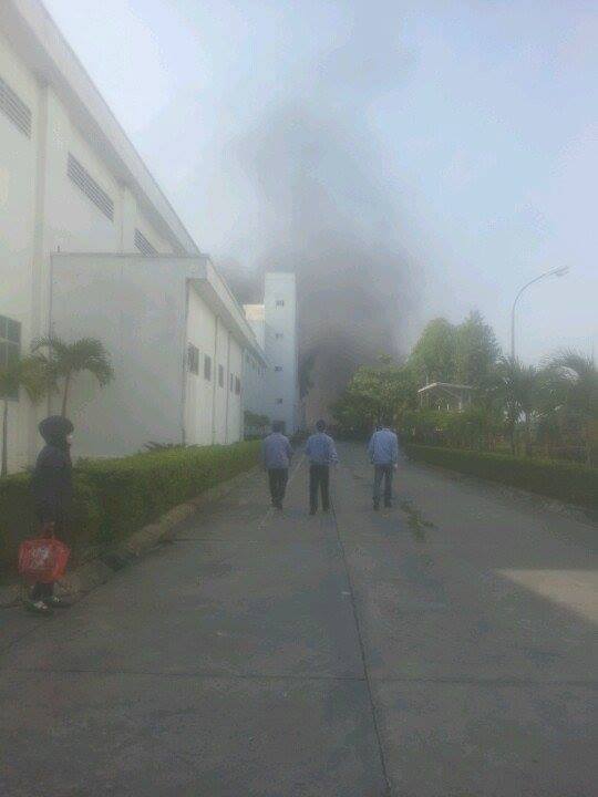 D&ugrave; đ&aacute;m ch&aacute;y được dập tắt nhưng những cột kh&oacute;i đen vẫn c&ograve;n bốc l&ecirc;n trong khu vực xảy ra hỏa hoạn