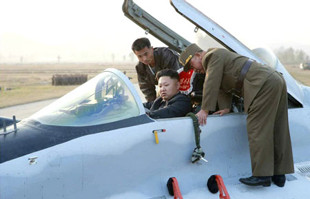 Chủ tịch Triều Ti&ecirc;n Kim Jong Un kiểm tra một chiếc m&aacute;y bay chiến đấu