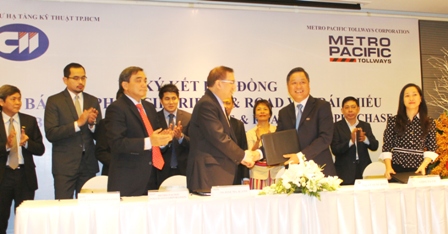 &Ocirc;ng L&ecirc; Quốc B&igrave;nh, TGĐ CII (b&ecirc;n phải) v&agrave; đại diện MPTC trao đổi hợp đồng đ&atilde; k&yacute; kết