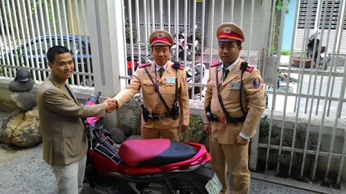Đội CSGT số 7 tiến h&agrave;nh trao trả phương tiện cho ch&iacute;nh chủ