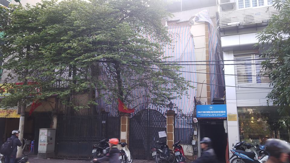 Ng&ocirc;i nh&agrave; nơi xảy ra sự việc được che k&iacute;n bạt, kh&ocirc;ng cho bất cứ ai v&agrave;o b&ecirc;n trong