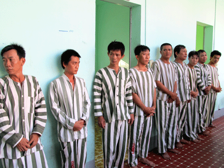 C&aacute;c đối tượng tham gia đ&aacute; g&agrave; tại cơ quan c&ocirc;ng an.