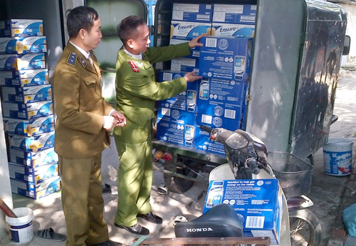 Lực lượng chức năng kiểm tra kho h&agrave;ng