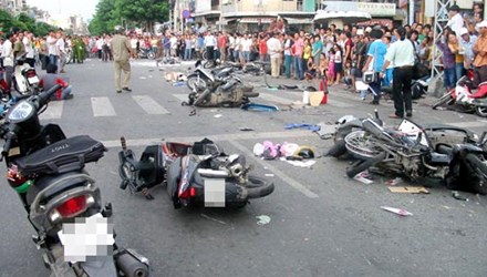 Rất đ&ocirc;ng người d&acirc;n tụ tập xem TNGT nhưng (Ảnh: Internet)