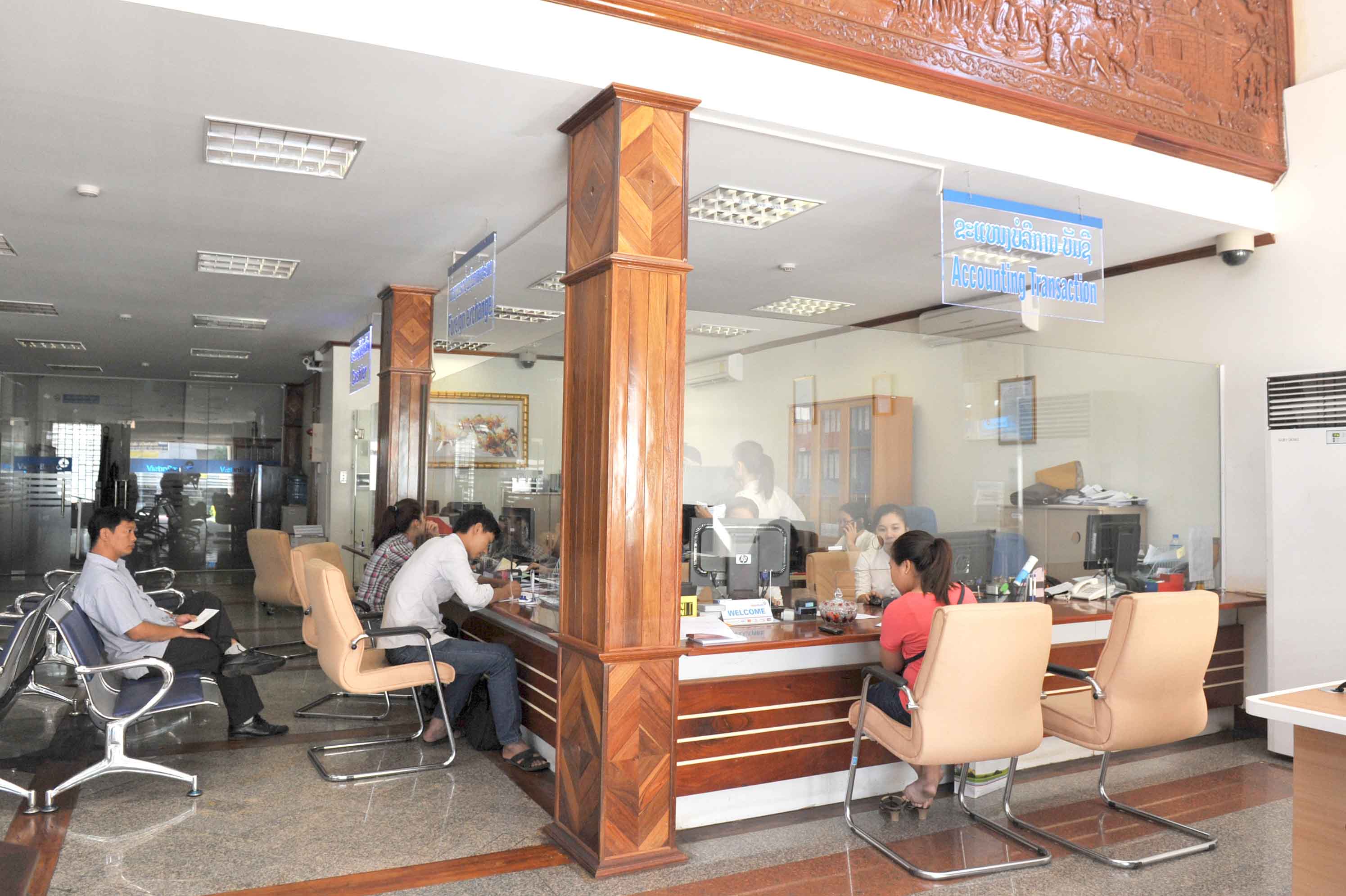Kh&aacute;ch h&agrave;ng giao dịch tại chi nh&aacute;nh