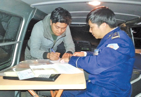 L&aacute;i xe Ng&ocirc; Duy Linh k&yacute; bi&ecirc;n bản vi phạm