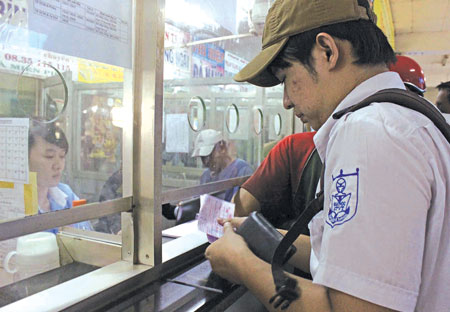 H&agrave;nh kh&aacute;ch mua v&eacute; xe