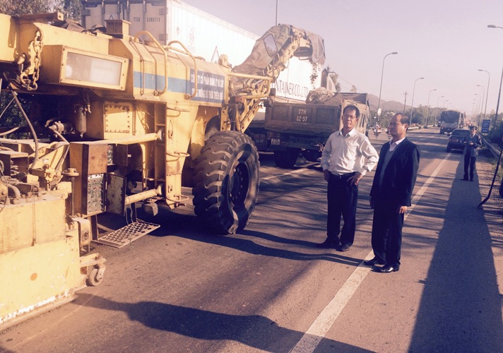 L&atilde;nh đạo Cục QLĐB III trực tiếp chỉ đạo c&ocirc;ng t&aacute;c c&agrave;o b&oacute;c, xử l&yacute; hằn l&uacute;n vệt b&aacute;nh xe