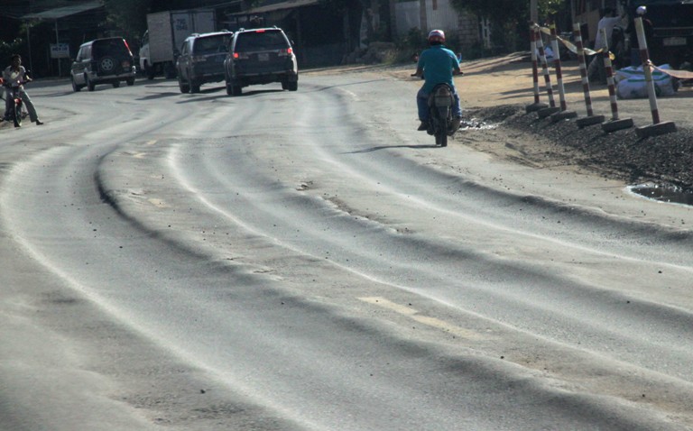 Hằn l&uacute;n vệt b&aacute;nh xe nguy cơ mất ATGT