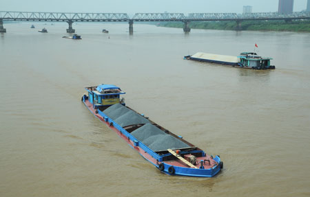 C&aacute;c t&agrave;u chở qu&aacute; tải rất dễ gặp nạn tại c&aacute;c luồng cạn