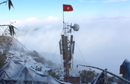 VinaPhone đ&atilde; đặt trạm ph&aacute;t s&oacute;ng tại Fansipan trong điều kiện thời tiết khắc nghiệt