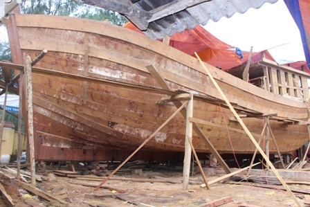 &Ocirc;ng Chinh cho bi&ecirc;́t, chi&ecirc;́c tàu đã hoàn thành được khoảng 80%. Dự ki&ecirc;́n ngày 7/2 tới máy tàu mua Hàn Qu&ocirc;́c sẽ được đưa v&ecirc;̀ TP HCM, sau đó v&acirc;̣n chuy&ecirc;̉n ta Thừa Thi&ecirc;n &ndash; Hu&ecirc;́ đ&ecirc;̉ lắp đặt vào tàu. Khoảng đ&acirc;̀u tháng 3 Dương lịch, &ldquo;tàu 67&rdquo; của ngư d&acirc;n Chinh sẽ hoàn thành đ&ecirc;̉ chu&acirc;̉n bị vươn khơi bám bi&ecirc;̉n