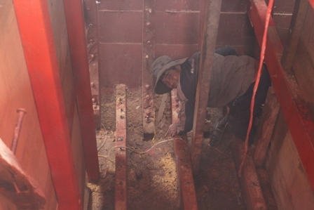 Những người thợ đang mi&ecirc;̣t mài làm vi&ecirc;̣c đ&ecirc;̉ khoảng hai th&aacute;ng nữa chi&ecirc;́c &ldquo;t&agrave;u 67&rdquo; này sẽ ho&agrave;n th&agrave;nh, kịp cho chuyến x&ocirc;ng biển đầu năm theo kế hoạch của ngư d&acirc;n Phan Văn Chinh