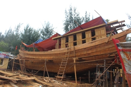 Chiếc t&agrave;u của ngư d&acirc;n Chinh dài khoảng 22 mét, r&ocirc;̣ng 6 mét, được đ&oacute;ng khoảng hai th&aacute;ng nay với khối lượng gần 100m3 gỗ Ki&ecirc;̀n. &Ocirc;ng Chinh cho bi&ecirc;́t tàu g&ocirc;̃ được làm từ g&ocirc;̃ Ki&ecirc;̀n đắt hơn r&acirc;́t nhi&ecirc;̀u so với g&ocirc;̃ Chò, nhưng bù lại tàu cũng có tu&ocirc;̉i thọ cao hơn 