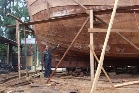 Theo &ocirc;ng Chinh cho bi&ecirc;́t, t&ocirc;̉ng v&ocirc;́n đóng tàu cùng ngư lưới cụ là 7,7 tỷ đ&ocirc;̀ng. Mu&ocirc;́n vay được vốn ưu đãi theo Nghị định 67 nhanh thì ngư d&acirc;n phải c&oacute; khoảng 30% vốn đ&ecirc;̉ n&ocirc;̣p vào ng&acirc;n hàng theo quy định. &Ocirc;ng Chinh đã có 2,3 tỷ đ&ocirc;̀ng đóng vào ng&acirc;n hàng, n&ecirc;n từ khi làm thủ tục đ&ecirc;́n khi vay được ti&ecirc;̀n chỉ m&acirc;́t khoảng 2 tháng