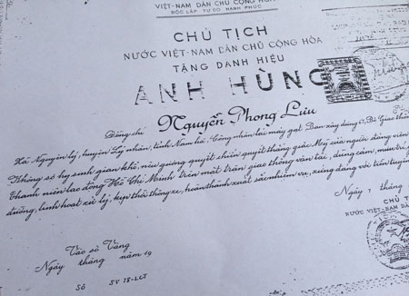 Chứng nhận Anh h&ugrave;ng Lao động cho &ocirc;ng Nguyễn Phong Lưu