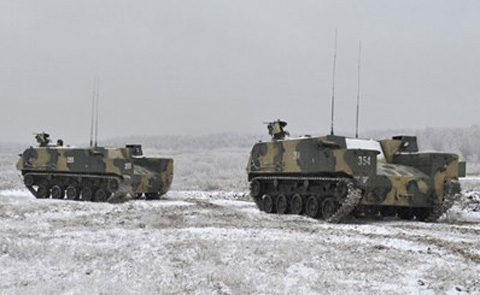 Xe c&oacute; trọng lượng 13,2 tấn, d&agrave;i xấp xỉ 6,1 m&eacute;t, rộng 3,1 m&eacute;t, cao 2,5 m&eacute;t, c&oacute; tốc độ tối đa tr&ecirc;n đường l&agrave; 70 km/h, tốc độ lội nước 10 km/h v&agrave; phạm vi t&aacute;c chiến 500 km.