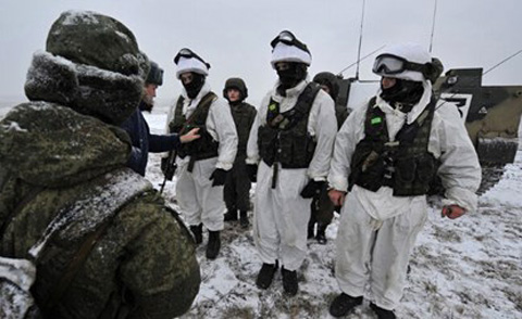 Tổ l&aacute;i gồm 2 người v&agrave; chở được 13 binh sĩ. L&aacute;i xe ngồi ở giữa, c&ograve;n c&aacute;c binh sĩ v&agrave;o v&agrave; ra khỏi xe qua cửa ở ph&iacute;a sau. C&aacute;ch thiết kế n&agrave;y sẽ gi&uacute;p giảm thiểu khả năng bị s&aacute;t thương khi c&aacute;c binh sĩ ra ngo&agrave;i xe chiến đấu.