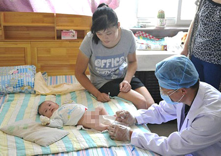 B&aacute;c sỹ đang chăm s&oacute;c cho 1 trong 7 em nhỏ bị nhiễm bệnh l&acirc;y qua đường t&igrave;nh dục từ mẹ