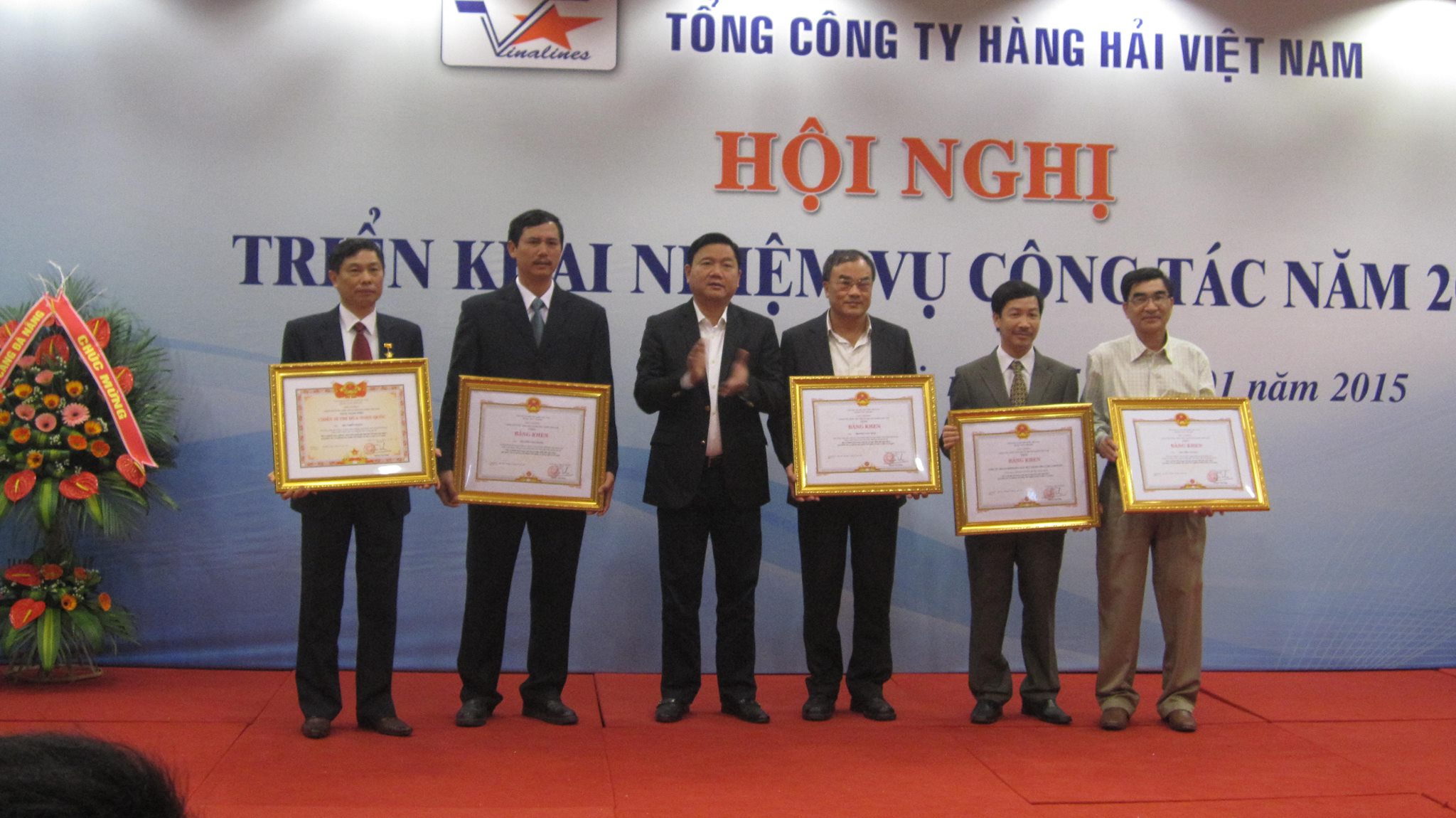 Nhiều c&aacute; nh&acirc;n, tập thể của Vinalines vinh dự được nhận Bằng khen của 