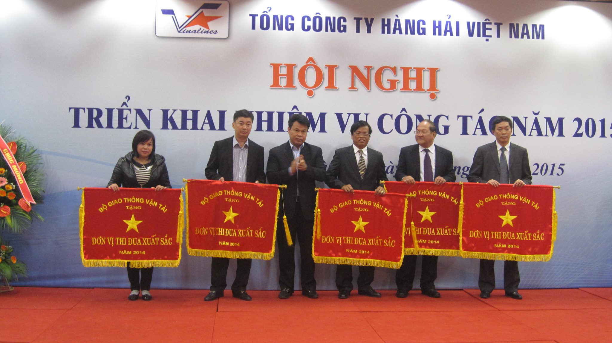 Chủ tịch c&ocirc;ng đo&agrave;n GTVT VN trao Cờ thi đua cho c&aacute;c đơn vị c&oacute; th&agrave;nh t&iacute;ch