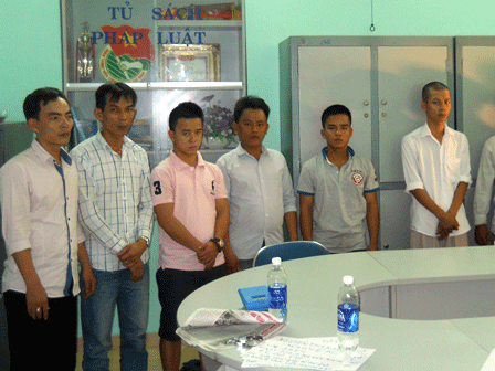 C&aacute;c đối tượng bị tạm giữ tại cơ quan c&ocirc;ng an.