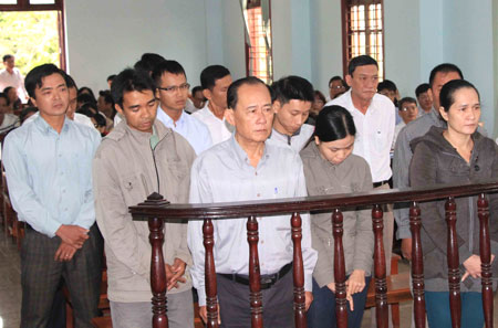 C&aacute;c bị c&aacute;o vụ lừa đảo ng&acirc;n h&agrave;ng tại t&ograve;a