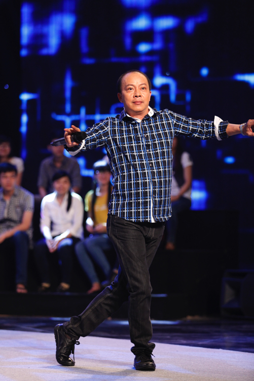 Anh rất &ldquo;chịu kh&oacute;&rdquo; khuấy động kh&ocirc;ng kh&iacute; v&agrave; đem đến tinh thần thoải m&aacute;i nhất cho tất cả c&aacute;c kh&aacute;ch mời để họ từ đ&oacute; c&oacute; thể chơi hết m&igrave;nh tr&ecirc;n s&acirc;n khấu Chết cười.