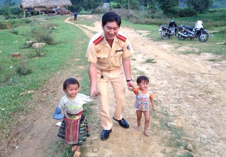 Kh&ocirc;ng chỉ vất vả, cực nhọc để ho&agrave;n th&agrave;nh nhiệm vụ TTKS, đảm bảo trật tự ATGT, nhiều CSGT đ&atilde; phải đổ m&aacute;u khi đối mặt với những đối tượng vi phạm giao th&ocirc;ng manh động, liều lĩnh, coi thường ph&aacute;p luật. 