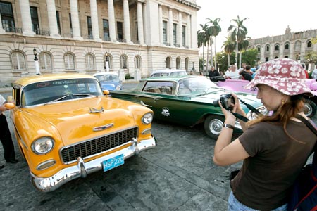 Kể từ h&ocirc;m nay, quy định đi lại giữa Mỹ v&agrave; Cuba được nới lỏng, tạo điều kiện cho du kh&aacute;ch v&agrave; người Mỹ gốc Cuba tới đảo quốc n&agrave;y