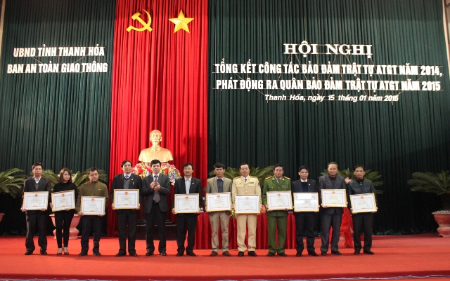 Tại Hội nghị, nhiều c&aacute;c c&aacute; nh&acirc;n, tập thể được nhận bằng khen của Chủ tịch Ủy Ban ATGT Quốc Gia v&agrave; Ban ATGT tỉnh Thanh H&oacute;a