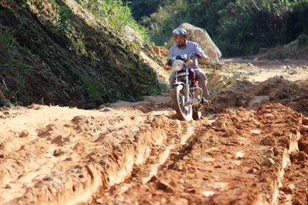 Ng&agrave;y 6/1, trời tạnh r&aacute;o nhưng việc đi lại tr&ecirc;n nhiều đoạn tuyến thuộc dự &aacute;n đường Trường Sơn Đ&ocirc;ng qua x&atilde; Sơn Long vẫn gặp kh&ocirc;ng &iacute;t kh&oacute; khăn