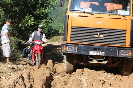 Mặc d&ugrave; trời vừa tạnh r&aacute;o, nhưng người đi xe m&aacute;y gặp kh&ocirc;ng &iacute;t kh&oacute; khăn tại tr&ecirc;n đường tr&aacute;nh tạm của đoạn đường Trường Sơn Đ&ocirc;ng qua x&atilde; Sơn Dung đang thi c&ocirc;ng bị sụt l&uacute;n