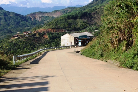 Nhiều đoạn mặt đường đ&atilde; được b&ecirc; t&ocirc;ng xi măng kh&ocirc;ng chỉ tạo điều kiện thuận lợi trong đi lại, vận chuyển h&agrave;ng h&agrave;ng, g&oacute;p phần th&uacute;c đẩy ph&aacute;t triển kinh tế &ndash; x&atilde; hội cho người d&acirc;n địa phương&hellip;