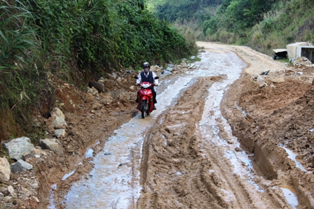 Kh&ocirc;ng &iacute;t vị tr&iacute; bị đất đ&aacute; sụt trượt tr&agrave;n ra mặt đường