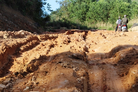 Trời đang tạnh r&aacute;o, nhưng việc đi lại tr&ecirc;n đoạn thuộc dự &aacute;n đường Trường Sơn Đ&ocirc;ng qua x&atilde; Sơn Long gặp kh&ocirc;ng &iacute;t kh&oacute; khăn