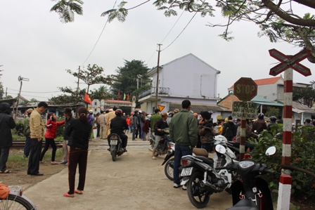 Đi&ecirc;̉m giao cắt xảy ra vụ tai nạn thương t&acirc;m là đường ngang có bi&ecirc;̉n cảnh báo