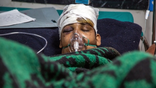 nạn nh&acirc;n được cấp cứu sau trận động đất tại Nepal 