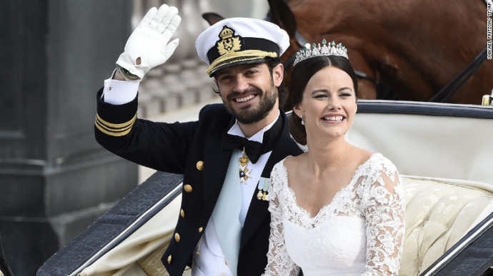 Ho&agrave;ng tử v&agrave; c&ocirc; d&acirc;u hạnh ph&uacute;c trong ng&agrave;y cưới