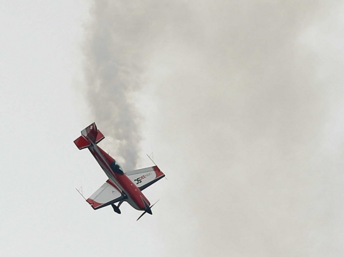  C 33 với m&agrave;n nh&agrave;o lộn tr&ecirc;n kh&ocirc;ng. 