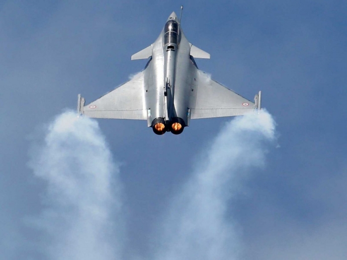 M&aacute;y bay chiến đấu Ph&aacute;p Dassault Rafele.