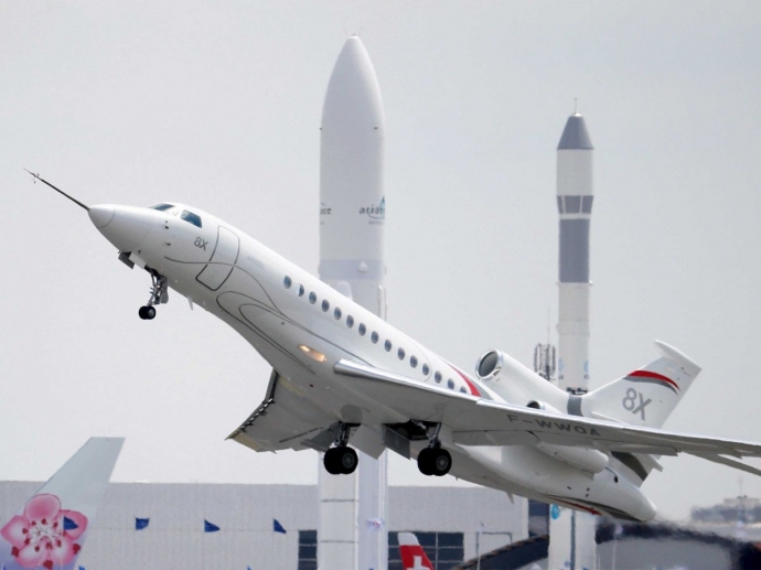 M&aacute;y bay Dassault Falcon 8X bay tr&igrave;nh diễn.