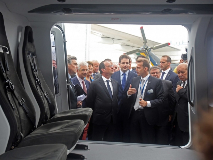 Tổng thống Ph&aacute;p Francois Hollande lắng nghe Gi&aacute;m đ