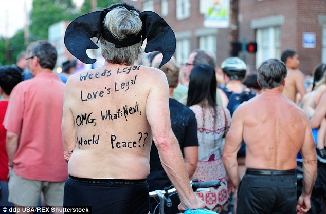 C&aacute;c tay đua kh&ocirc;ng ngại vẽ l&ecirc;n m&igrave;nh những th&ocirc;ng điệ