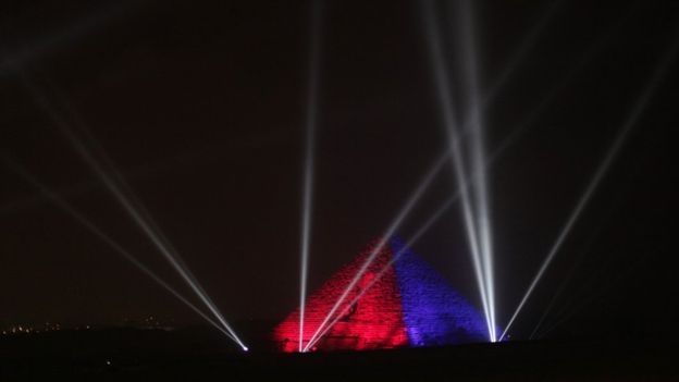 Các kim tự tháp &ldquo;rực rỡ&rdquo; trong giao thừa