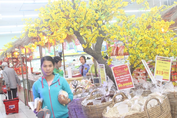 Nguoi tieu dung hao hung mua banh keo Tet tai Big 