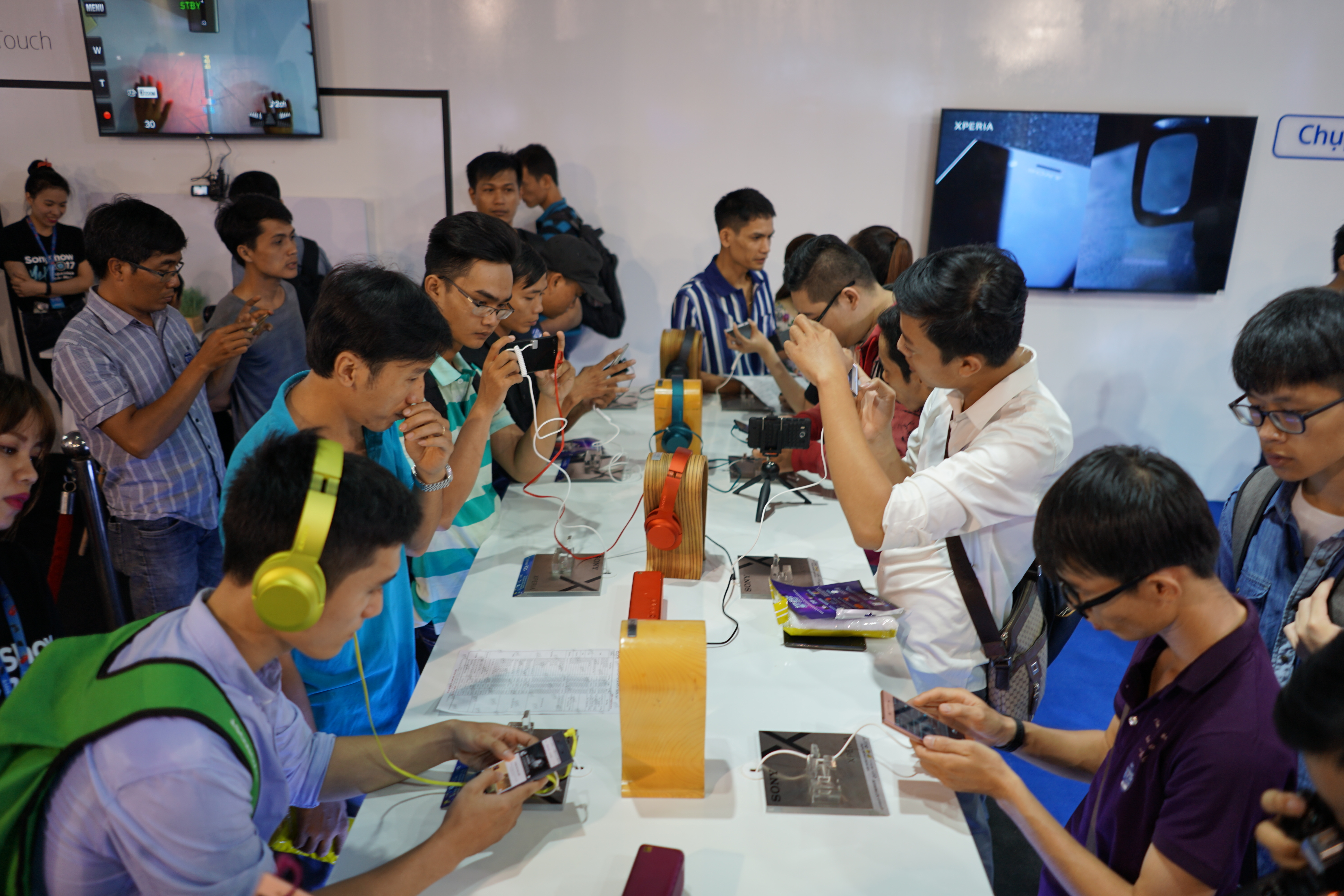 H&igrave;nh 5 - Khu trải nghiệm tai nghe thu h&uacute;t kh&aacute; đ&ocirc;ng