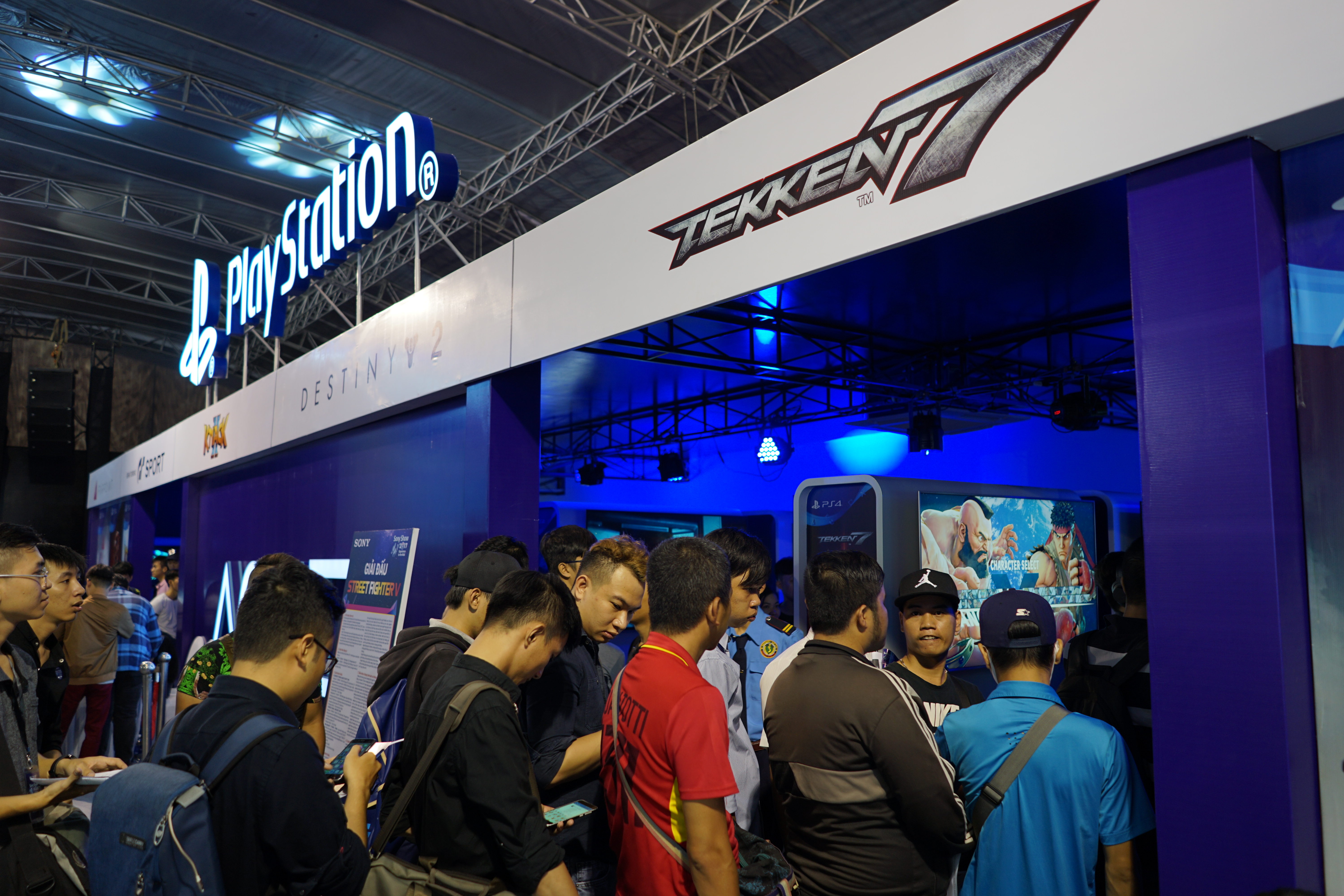 H&igrave;nh 11 - Người tham dự trải nghiệm PlayStation